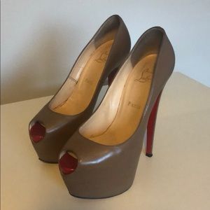 Christian Louboutin highness nude pump 39.5